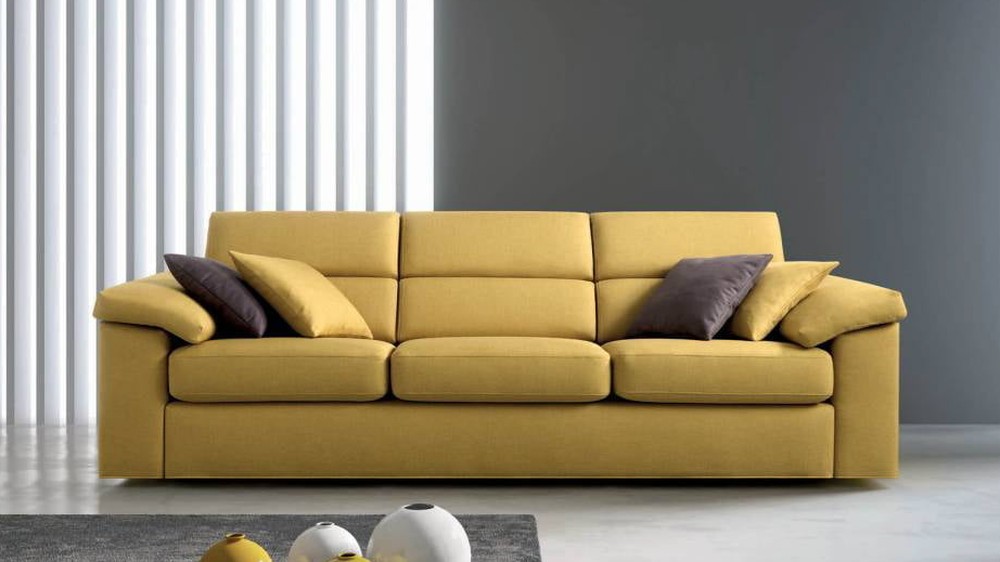 Garstyčių spalvos sofa Alter su baltomis vazomis, SAMOA DIVANI