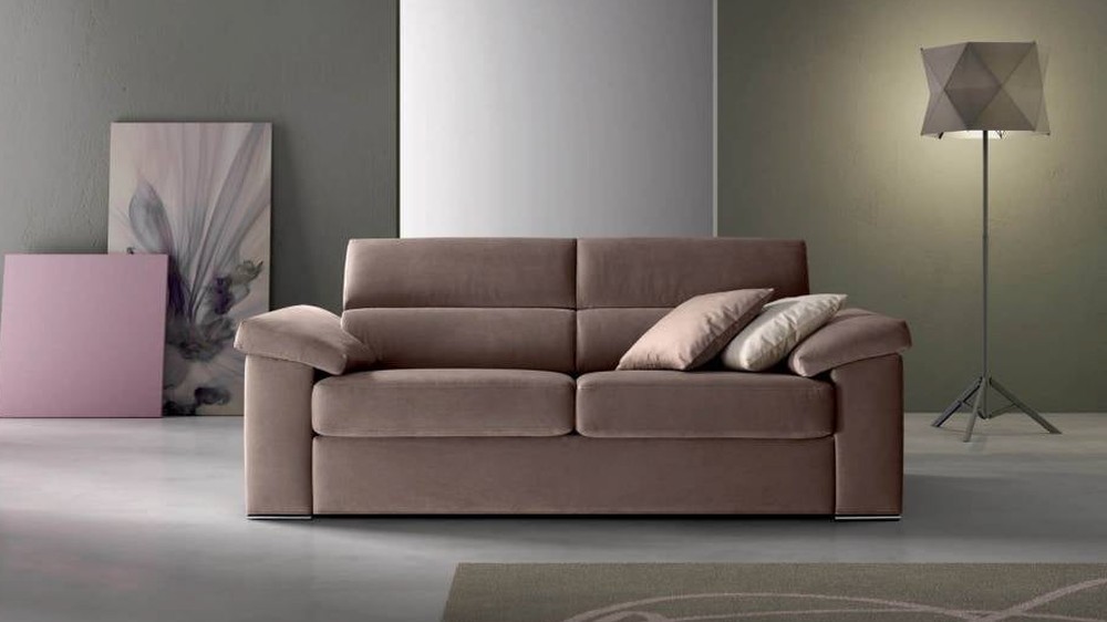 Rausva sofa Alter su kontrastingomis pagalvėlėmis, SAMOA DIVANI