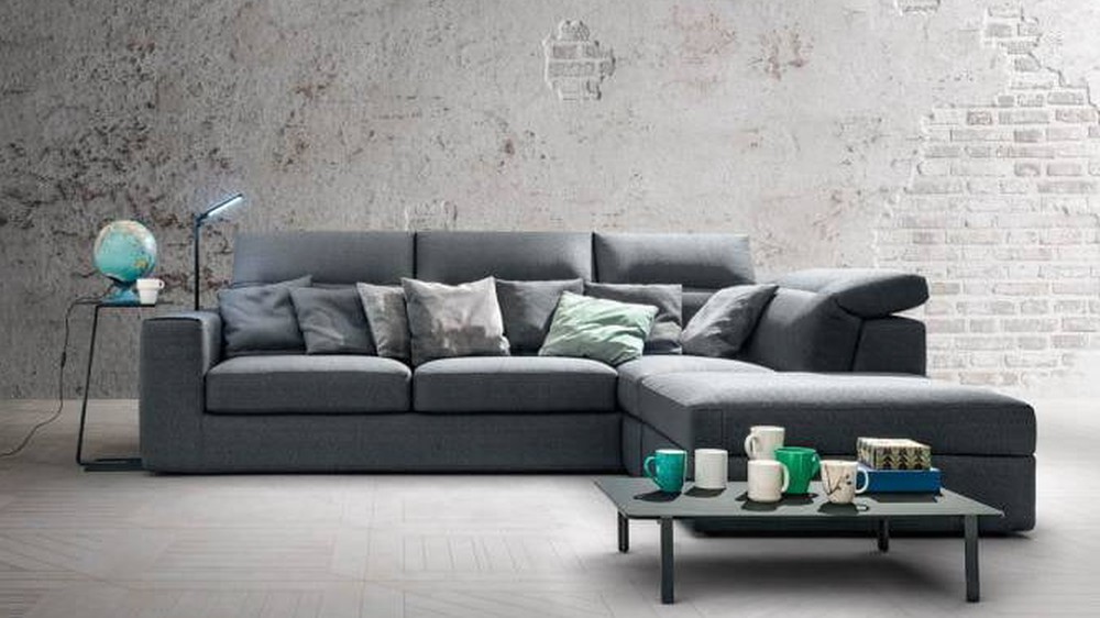 Tamsiai pilka sofa Alter prie plytų sienos su staliuku, SAMOA DIVANI