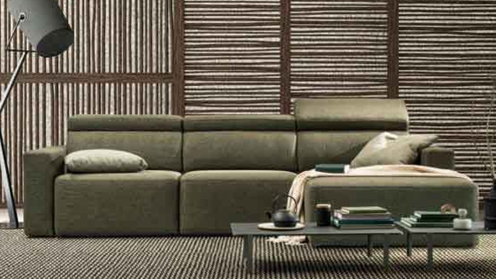 Alyvuogių spalvos trivietė sofa Best prie medinės pertvaros, SAMOA DIVANI