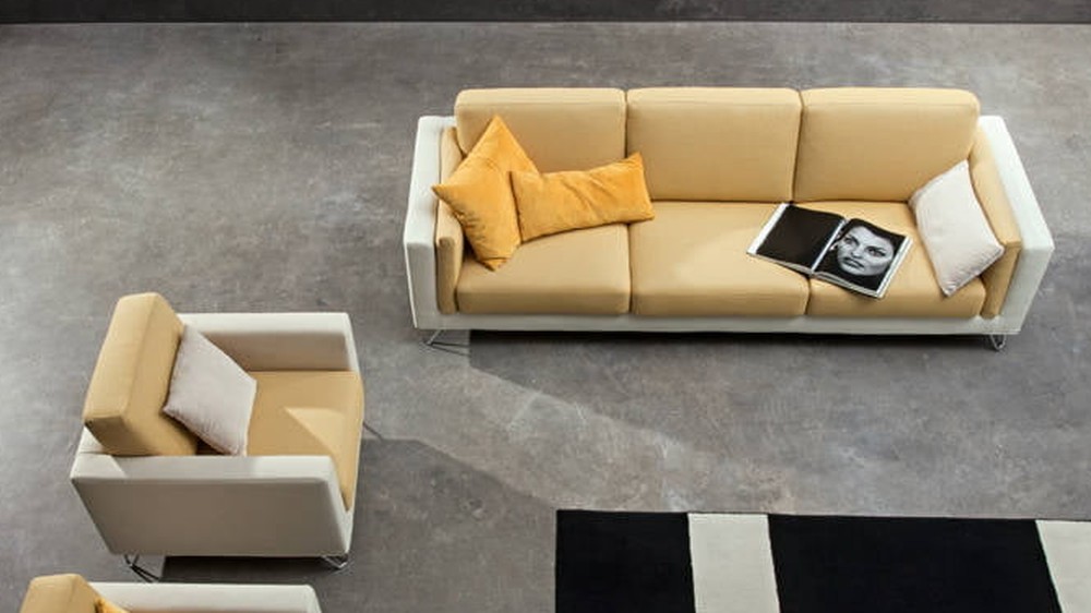Garstyčių spalvos minkšta sofa Alter su fotelio komplektu interjere, SAMOA DIVANI
