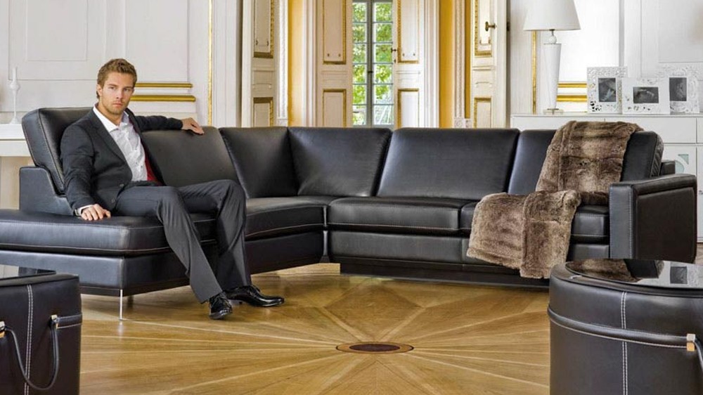 Kler juoda odinė kampinė sofa Can-Can prabangiame interjere