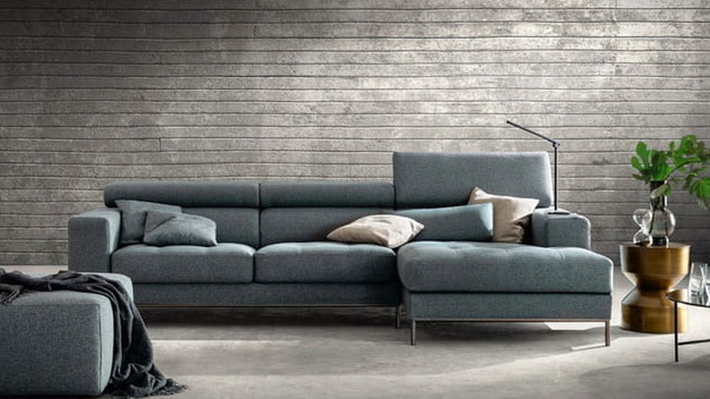 Mėlynai pilka kampinė sofa Alter su pufu ant medinių grindų, SAMOA DIVANI