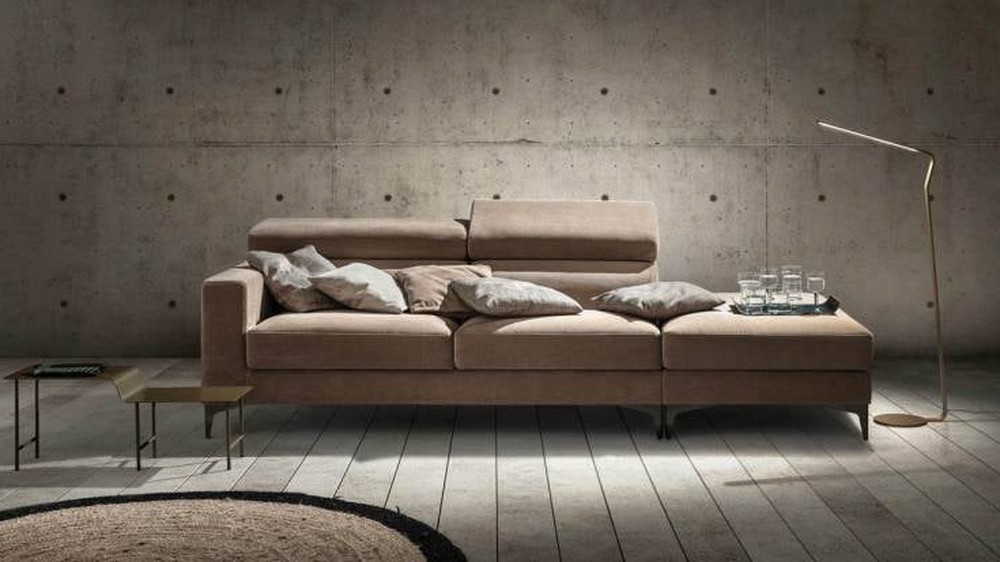 Kupranugario spalvos trivietė sofa Alter ant apvalaus kilimo, SAMOA DIVANI