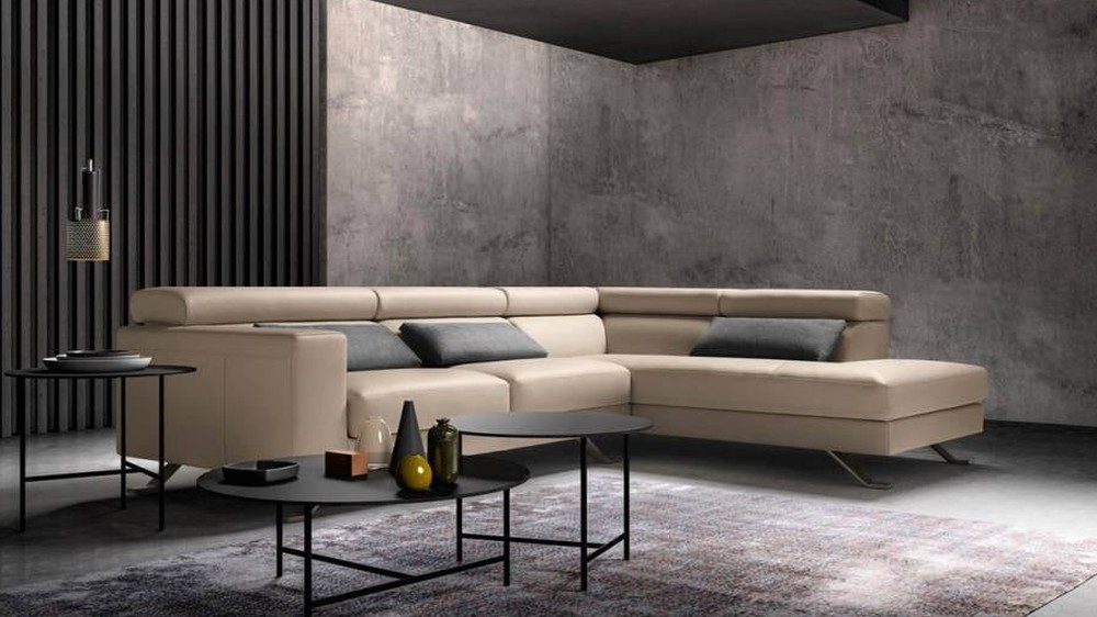 Smėlio spalvos kampinė sofa Alter prie tamsios lubų apdailos, SAMOA DIVANI