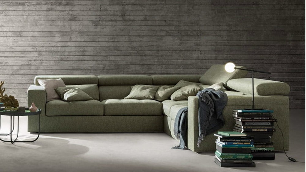 Alyvuogių spalvos kampinė sofa Alter tarp apvalių staliukų, SAMOA DIVANI