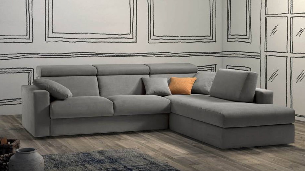 Pilka kampinė sofa Alter su rusvai oranžinėmis pagalvėmis, SAMOA DIVANI