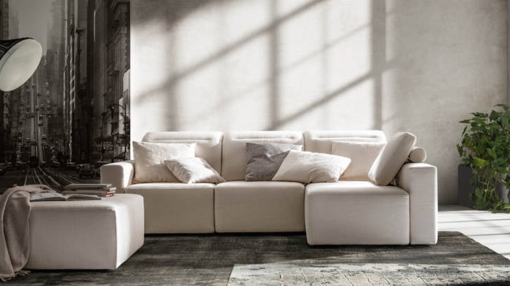 Kreminė minkšta sofa Alter šviesiame interjere su augalais, SAMOA DIVANI
