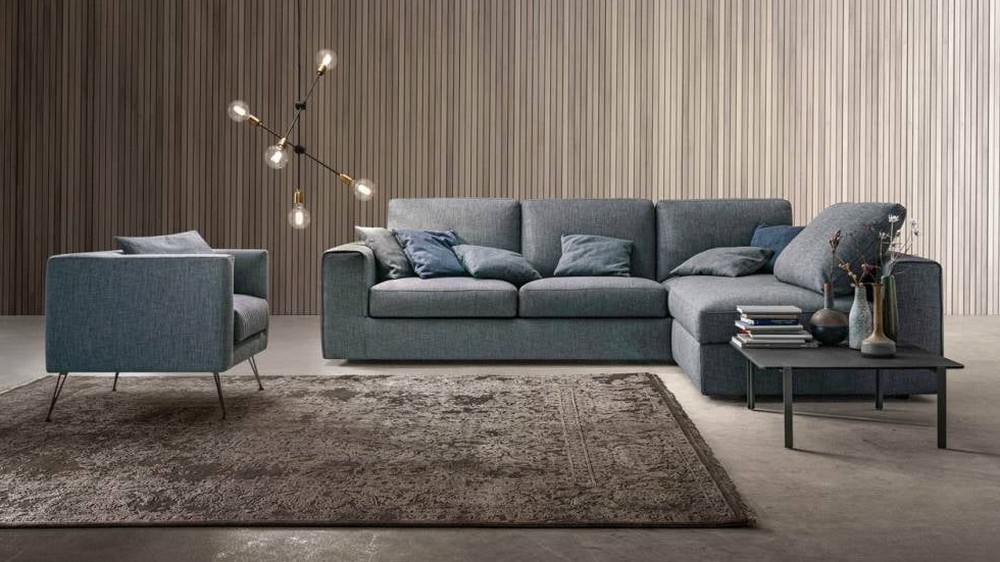 Melsvai pilka minkšta sofa Alter, kitas rakursas su foteliu, SAMOA DIVANI