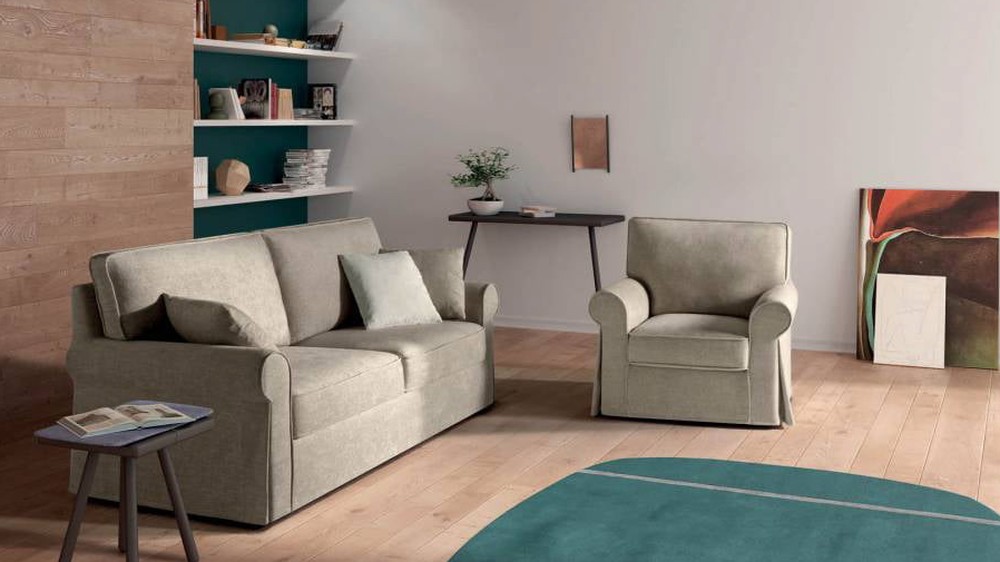 Smėlio spalvos minkšta sofa Alter su klostuotu apvadu ir žydra pufu, SAMOA DIVANI