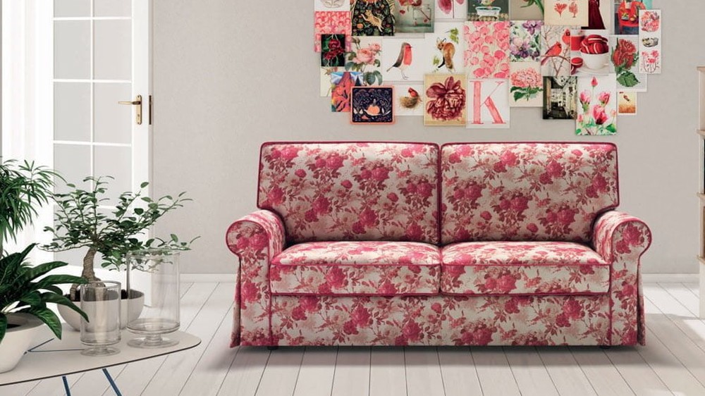 Gėlėta rausva minkšta sofa Alter šviesiame interjere, SAMOA DIVANI