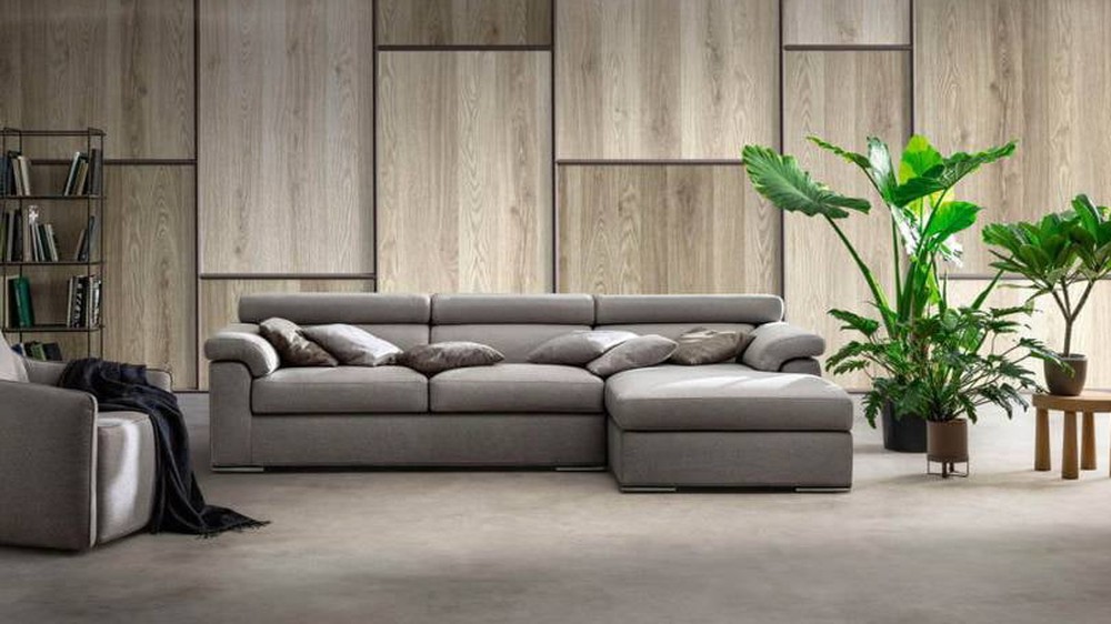 Pilkai smėlinė minkšta kampinė sofa Alter jaukiame kambaryje, SAMOA DIVANI