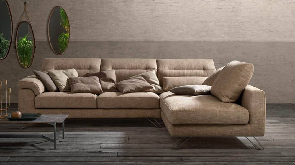 Rusva minkšta kampinė sofa Alter jaukioje svetainėje su augalu, SAMOA DIVANI