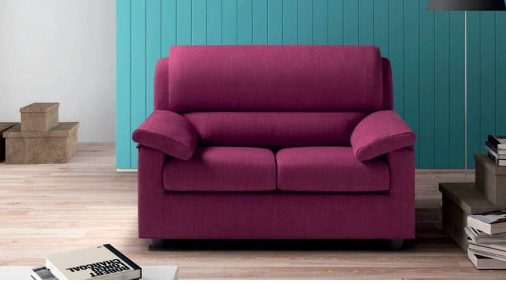 Rausvai violetinė minkšta sofa Alter prie mėlynos sienos su dėžėmis, SAMOA DIVANI
