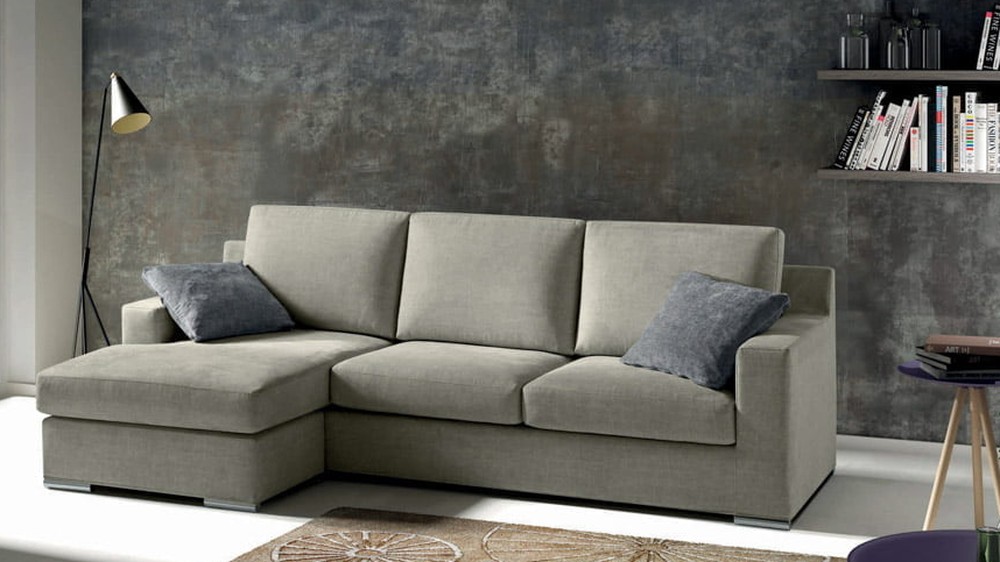 Pilka sofa Alter su šezlongu ir raštuotu kilimu, SAMOA DIVANI