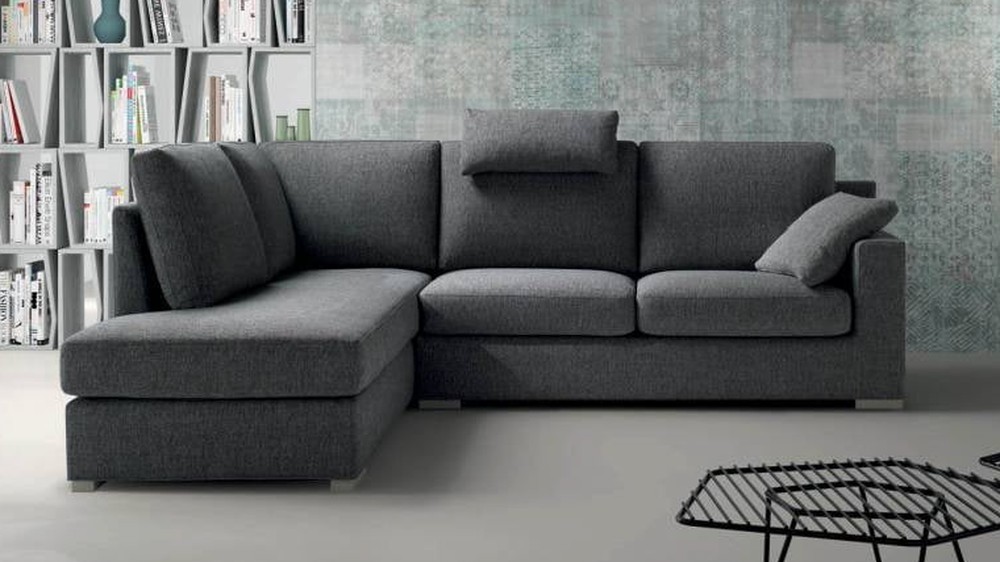 Tamsiai pilka kampinė sofa Alter prie knygų lentynos, SAMOA DIVANI