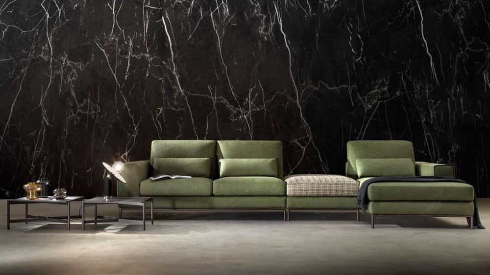 Tamsiai pilka sofa Alter su pufu ir augalais prie veidrodžių, SAMOA DIVANI