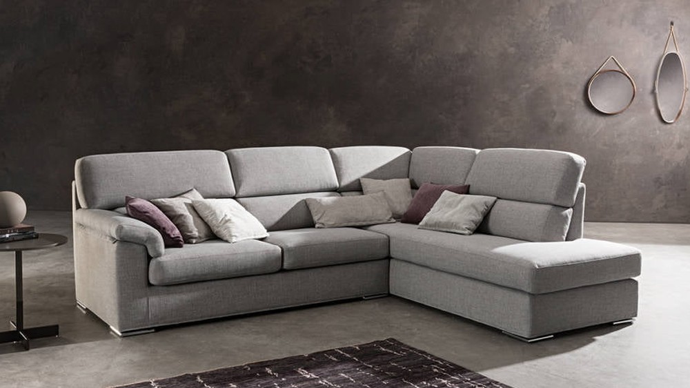 Šviesiai pilka kampinė sofa Alter tamsiame interjere, SAMOA DIVANI