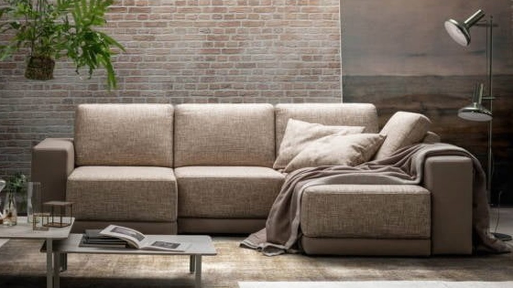 Smėlio spalvos kampinė sofa Double prie plytų sienos su augalais, SAMOA DIVANI