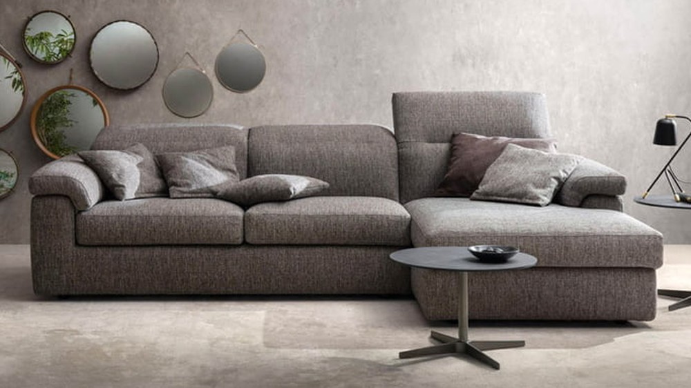 Ruda sofa Alter su garstyčių pagalve prie veidrodžių, SAMOA DIVANI