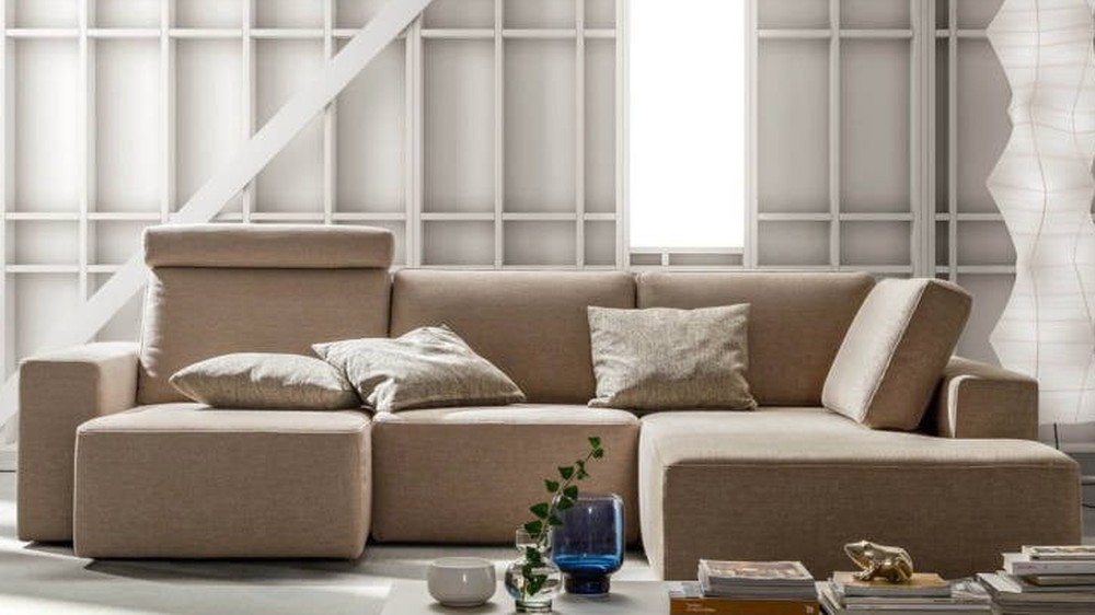 Smėlio kampinė sofa Alter su knygomis ant staliuko, SAMOA DIVANI
