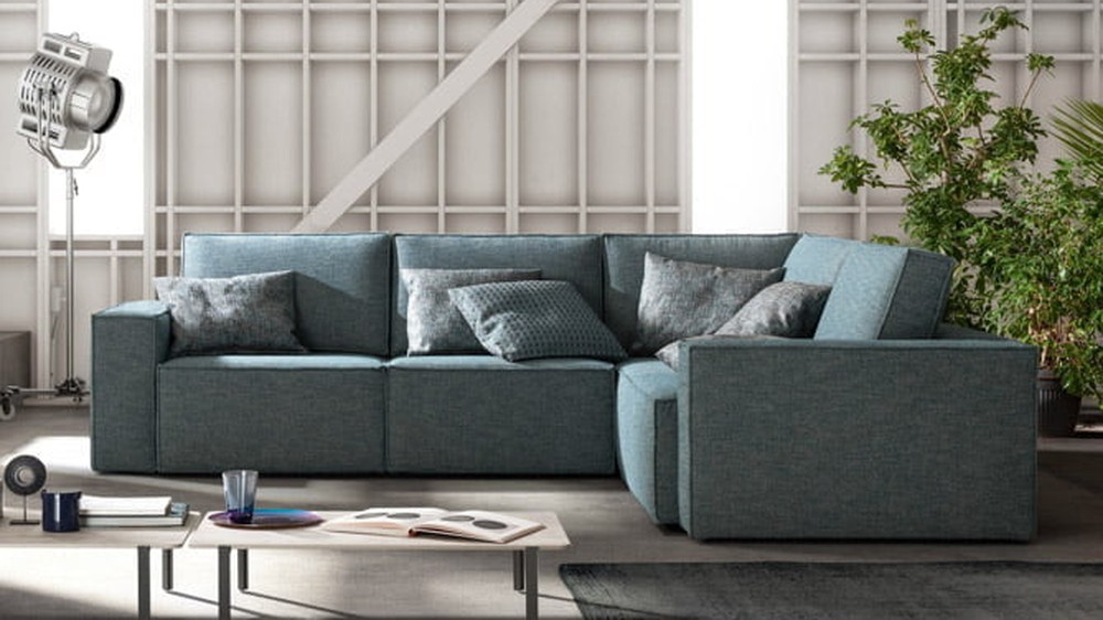 Melsvai žalia kampinė sofa Alter prie didelių langų, SAMOA DIVANI