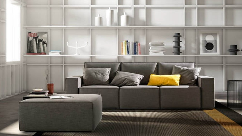 Pilka sofa Alter lofto stiliaus patalpoje su lentynomis, SAMOA DIVANI