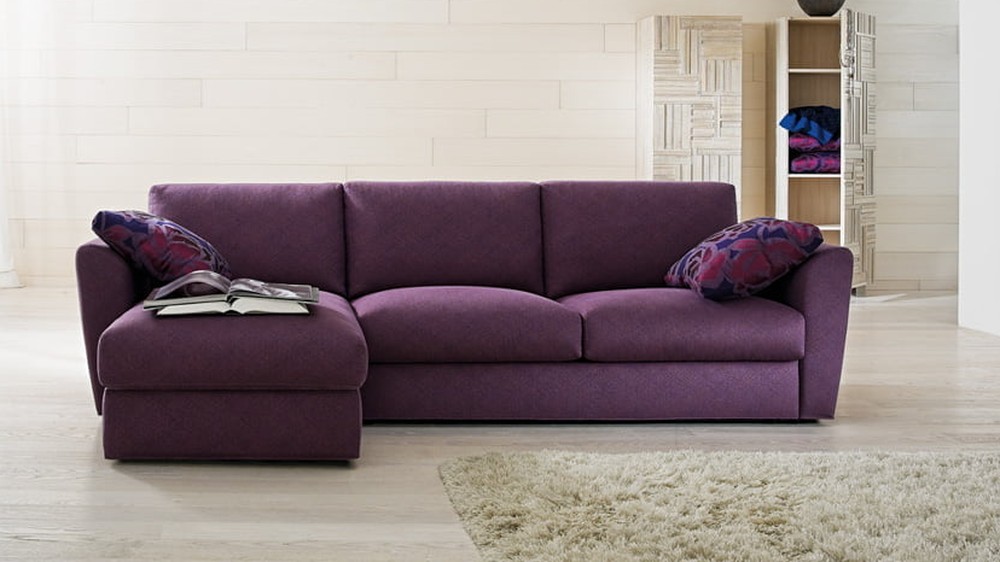 Violetinė kampinė sofa Alter atviro plano svetainėje, SAMOA DIVANI