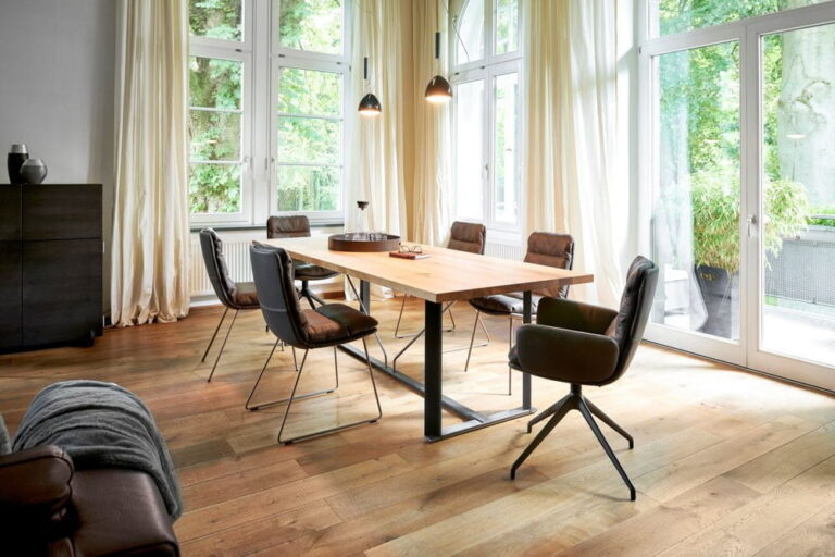 Vokiški baldai kėdė ARVA Upholstered su porankiais (1)