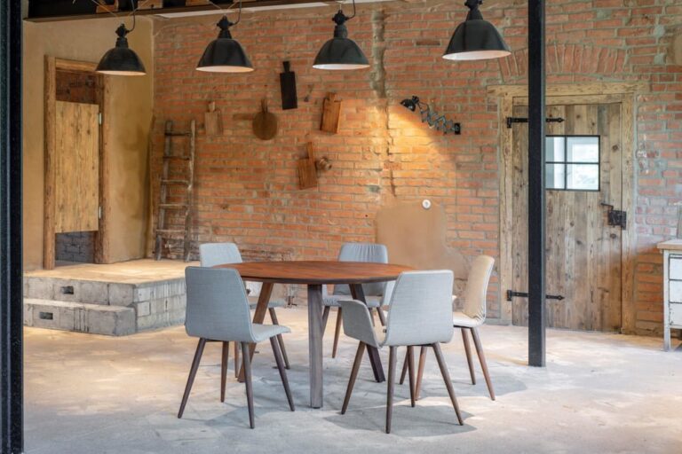 Kėdės Maverick Casual prie apvalaus stalo loft interjere – vaizdas, KFF