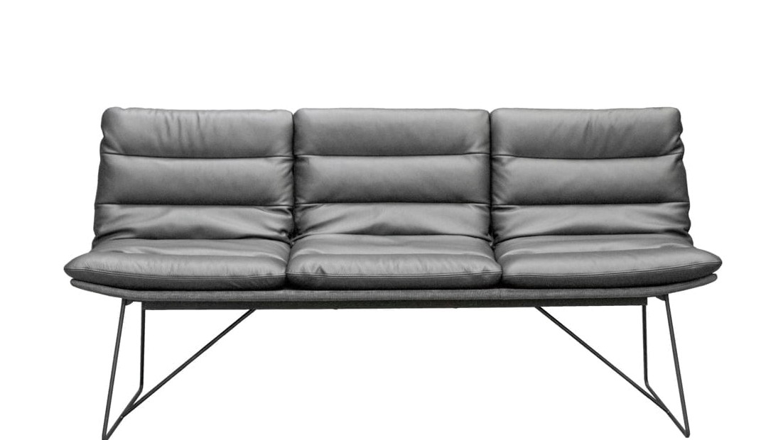 Pilka odinė trivietė sofa Arva be porankių – priekinis vaizdas, KFF