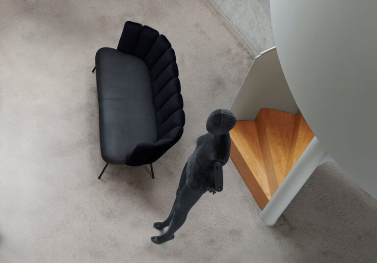 Juoda sofa Gaia betono erdvėje – vaizdas iš viršaus, KFF