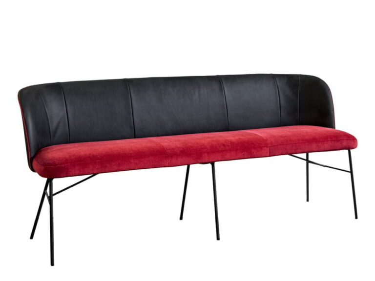 Sofa Gaia Line su juodu odiniu atlošu ir raudona sėdyne – iš šono priekio, KFF