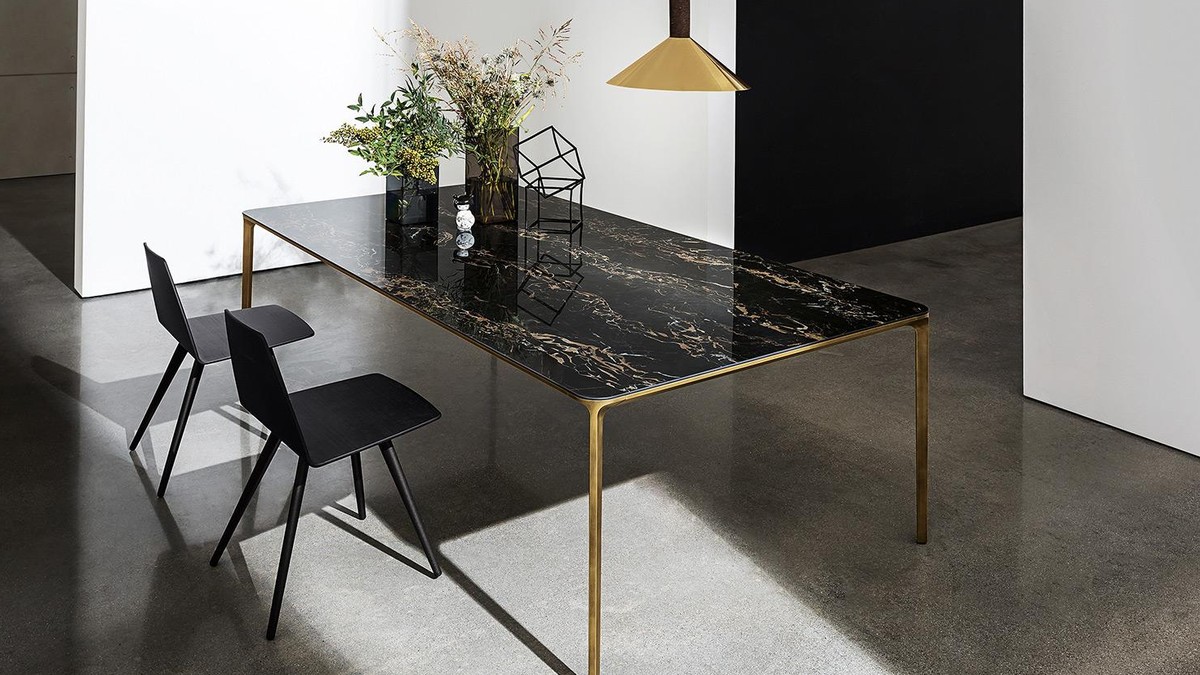 Juodo marmuro rašto valgomojo stalas Slim Rectangular ant žalvario kojų, SOVET