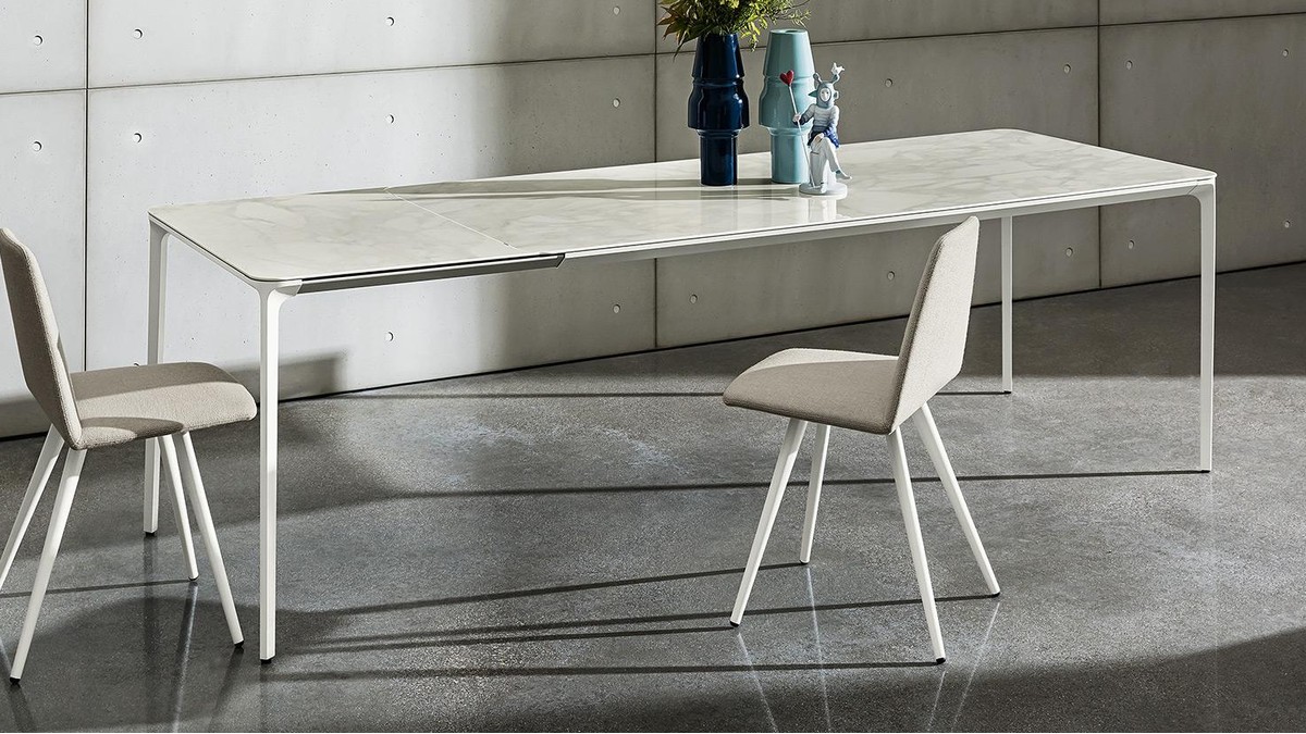 Ilgas valgomojo stalas Slim Extensible ant plonų baltų kojų prie betoninės sienos, SOVET
