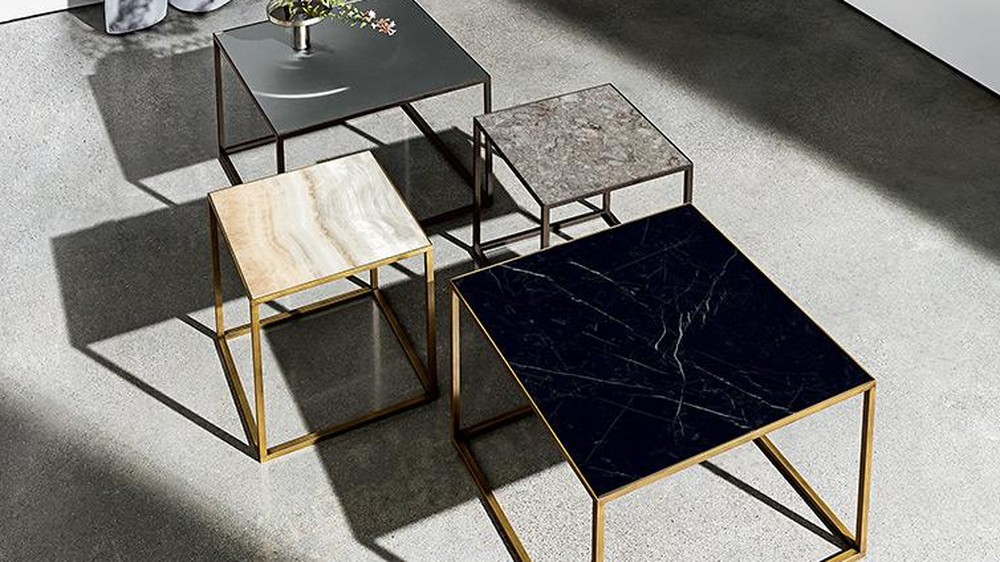 Keturi kvadratiniai žurnaliniai staliukai Quadro – juodas, onikso, terrazzo ir marmuro, SOVET