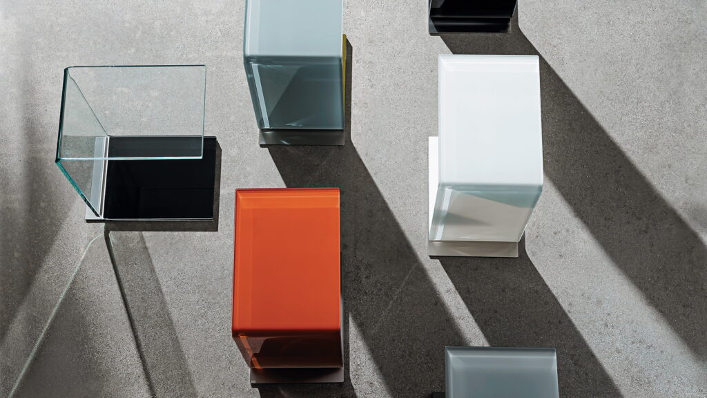 Šoninis staliukas Sovet Swan modernus