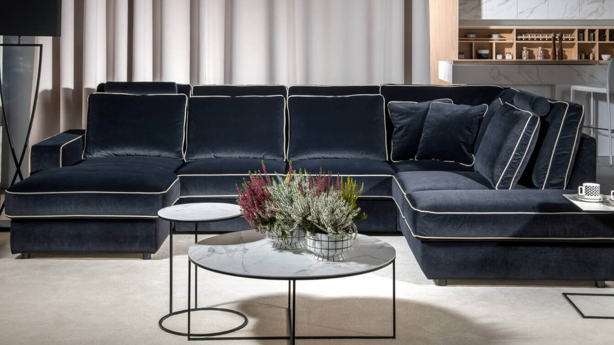 Tamsiai mėlyna veliūrinė kampinė sofa Calluna svetainės interjere, VERO