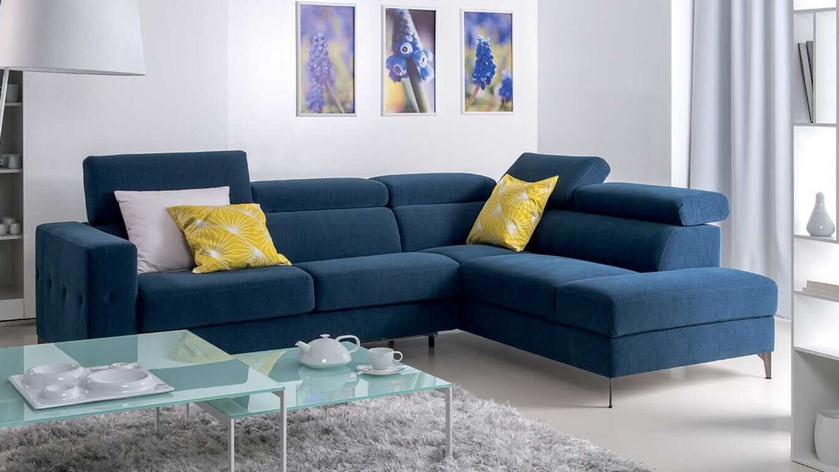 Tamsiai mėlyna kampinė sofa Muscari su geltonomis pagalvėlėmis, VERO