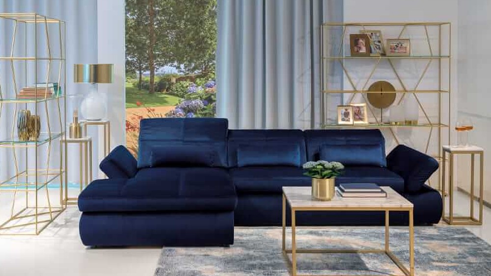 Indigo spalvos veliūrinė kampinė sofa Ortensia šviesios svetainės interjere, VERO