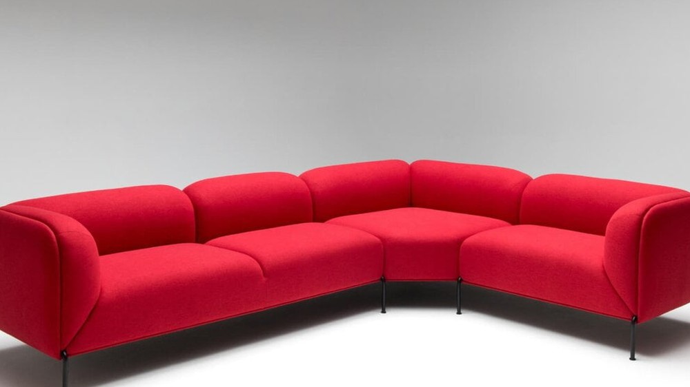 Kler ilga raudona kampinė sofa Daze suapvalintomis formomis