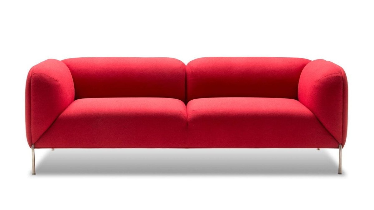 Kler raudona veliūrinė sofa Daze ant aukso spalvos kojelių