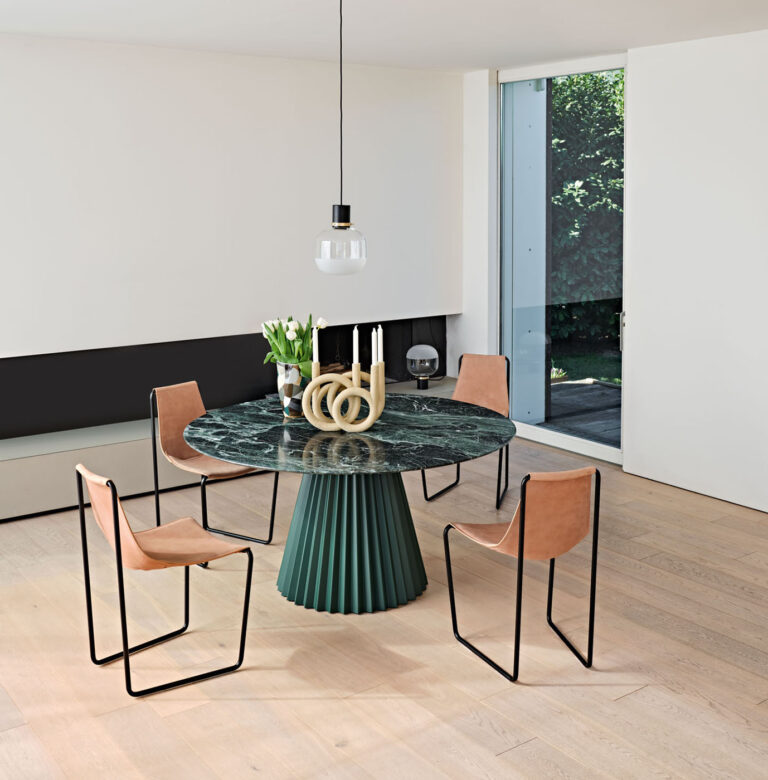 Valgomojo stalas Plissé1 modernus apvalus marmurinis