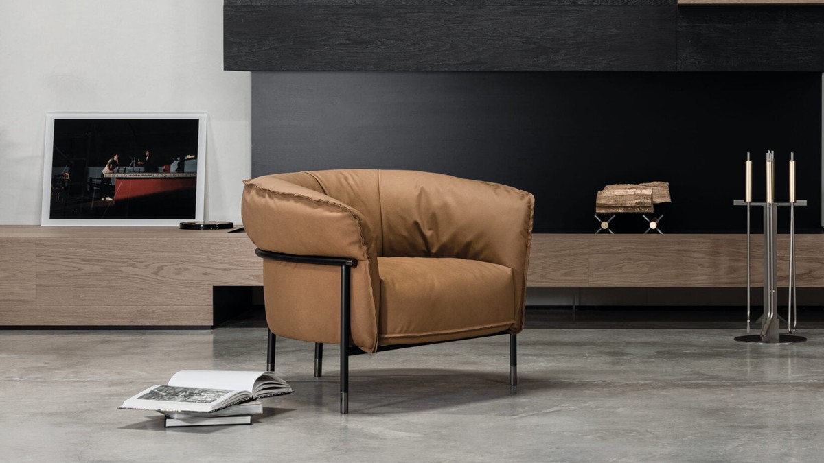 Konjako odinis fotelis Mac Armchair modernios svetainės zonoje, CIERRE1972