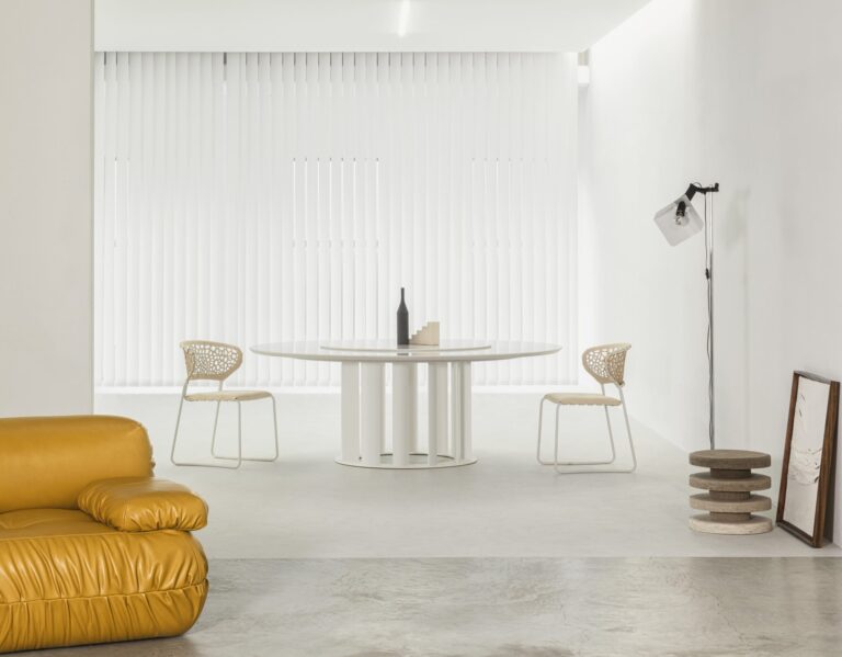 Modernus stalas Tao Cierre1972 itališki baldai apvalus