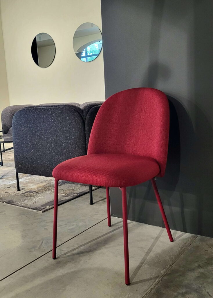 Raudona itališka kėdė Connubia Tuka ekspozicija