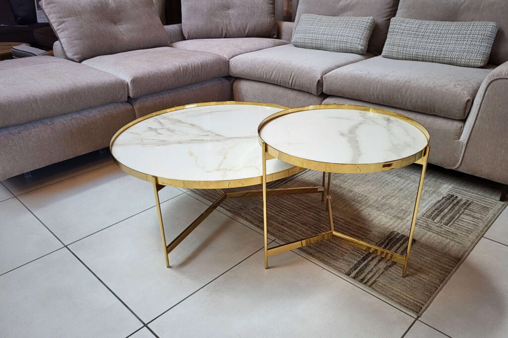 Modernus kavos staliukas ekspozicija