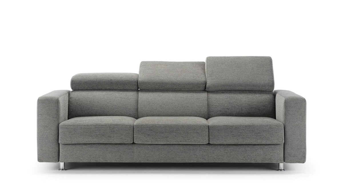 Šviesiai pilka sofa Arnold su pakeltais galvos atlošais, FAMILY BEDDING