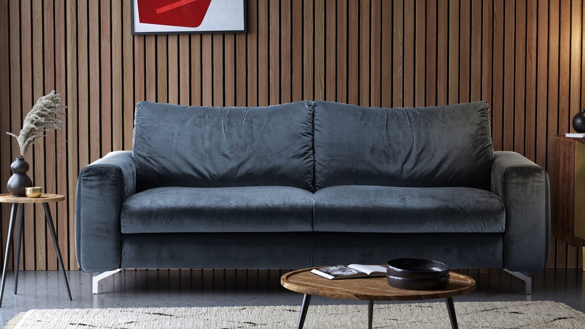 Tamsiai mėlyna sofa Liss Cut industriniame interjere, FAMILY BEDDING