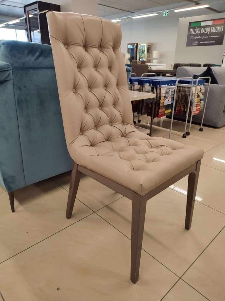 Moderni valgomojo kėdė Capitonne iš ekspozicijos